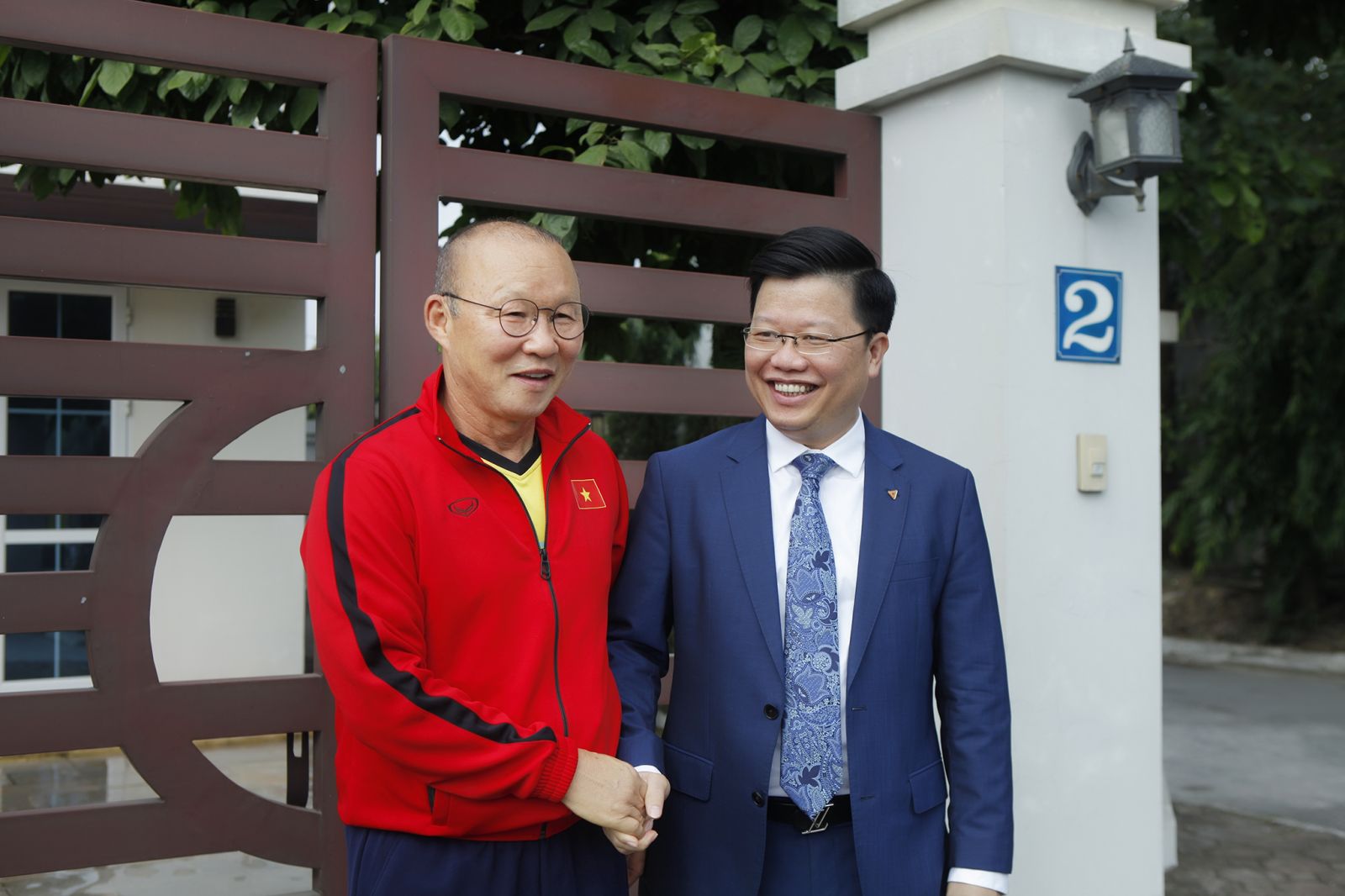 Ngay sau lễ trao thưởng, Tổng giám đốc Nguyễn Hưng đã gặp gỡ chúc mừng và gửi những lời chúc tốt đến thầy trò ông Park Hang-seo trong ngày luyện tập đầu tiên chuẩn bị cho Asian Cup 2019 sắp tới.