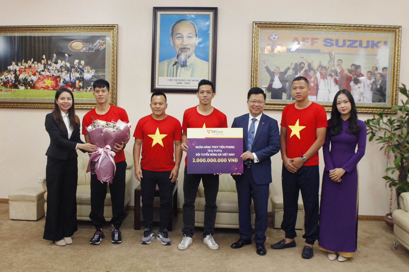 Đại diện TPBank, Tổng giám đốc Nguyễn Hưng trao thưởng 2 tỷ đồng cho đội tuyển tại trụ sở Liên đoàn bóng đá Việt Nam.